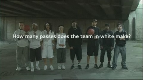 How many passes does the team in white makes?